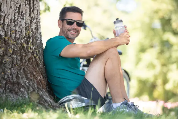 Yakışıklı Bir Adam Parkta Oturmuş Kitap Okuyor — Stok fotoğraf