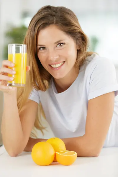 オレンジジュースとオレンジのオフィスで栄養士の女性 — ストック写真