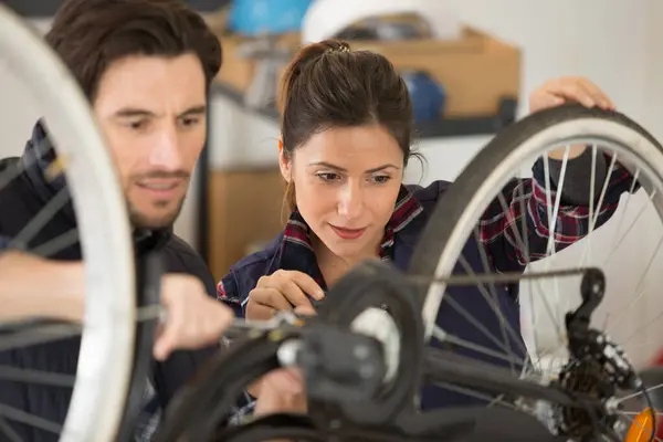 男人和女人一起修理自行车 — 图库照片