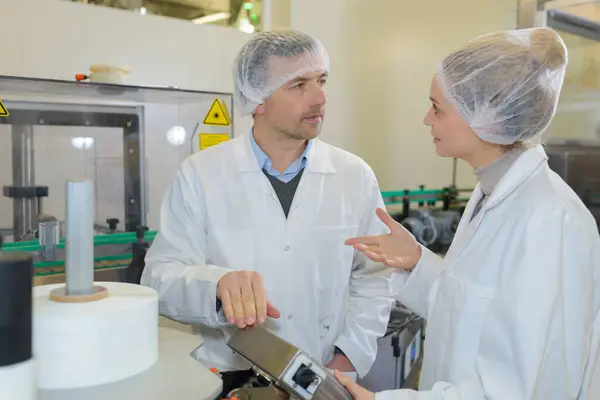 Man Woman Hairnet Discussing Factory — Stock Photo, Image