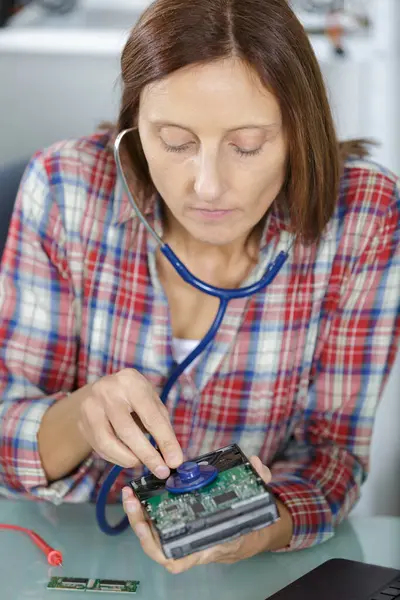 Žena Pomocí Stetoskopu Opravit Pevný Disk — Stock fotografie