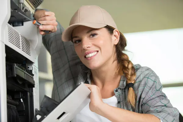 Mujer Feliz Poniendo Tinta Plotter Oficina Impresión — Foto de Stock