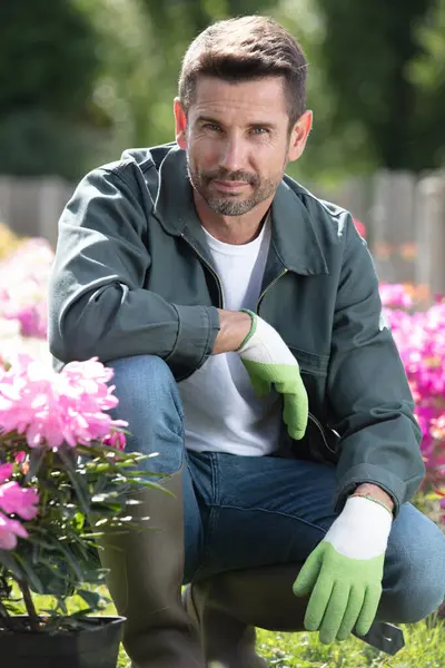 Homme Sérieux Jardinier Dans Jardin — Photo