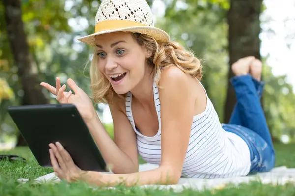 ビデオ通話中に夏の帽子で幸せな笑顔の若い女性 — ストック写真