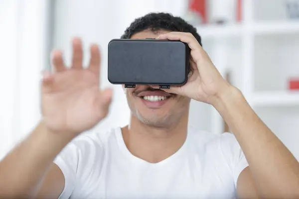 Hombre Joven Máscara Realidad Virtual —  Fotos de Stock