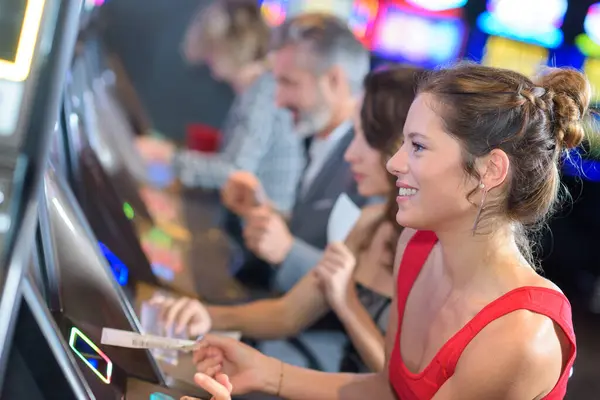 Adultos Jugando Máquinas Arcade Casino — Foto de Stock
