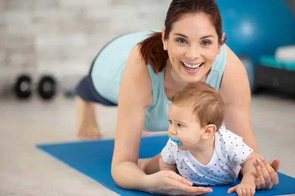 母亲和婴儿在母亲和孩子的课程中练习健身 — 图库照片
