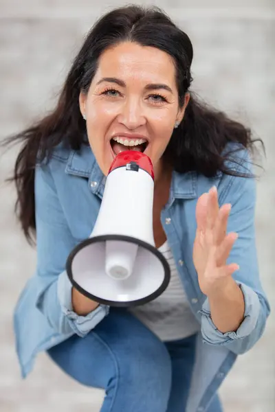 Enerjik Bir Kadın Megafona Bağırıyor — Stok fotoğraf
