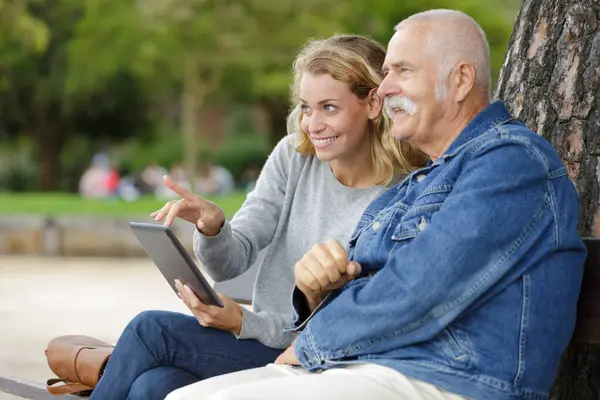 Senior Man Dochter Met Behulp Van Digitale Tablet Buiten — Stockfoto
