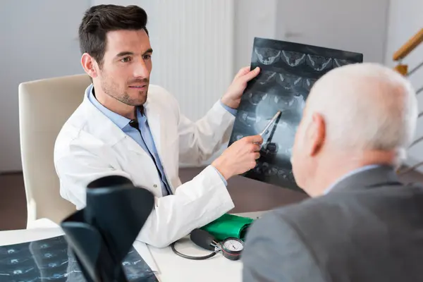Doctor Discussing Xray Senior Male Patient — Stock Photo, Image