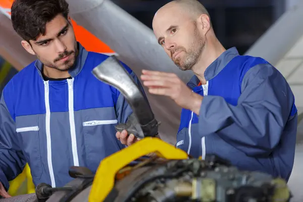 Aviation Mechanic Showing Component Colleague — Stock Photo, Image