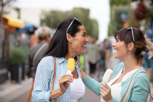 Friends Enjoying Ice Lollies Summers Day — Stock Photo, Image