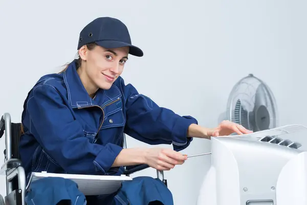 Vrouwelijke Werknemer Rolstoel Reparatie Apparaat — Stockfoto