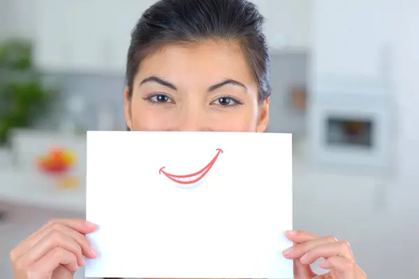 Una Mujer Feliz Está Mostrando Una Sonrisa —  Fotos de Stock