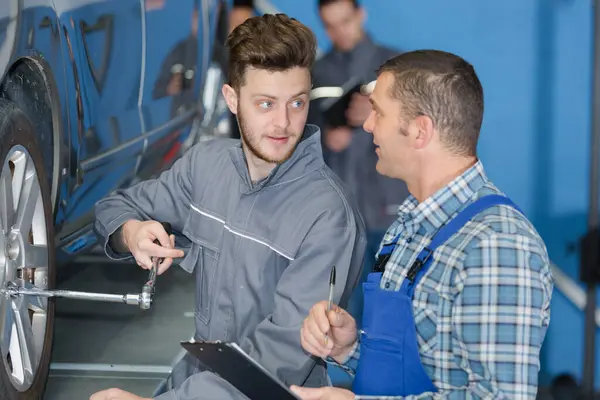 Portrait Mechanic Supervising Apprentices Work — Stock Photo, Image
