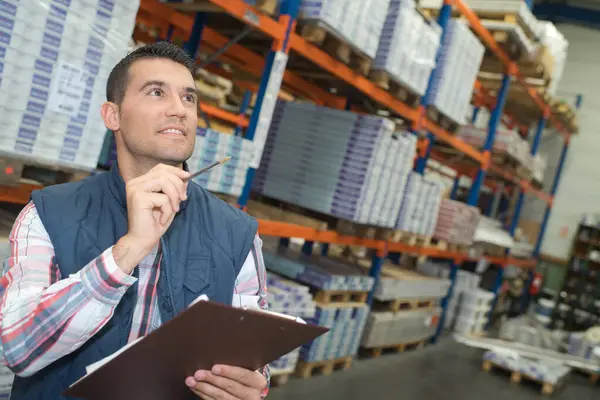 Warehouse Manager Checking Her Inventory Large Warehouse — Stock Photo, Image