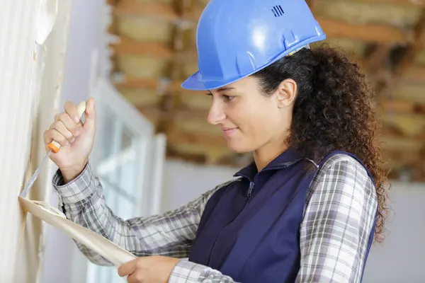 Female Construction Worker Removing Wallpaper Scraper — Stock Photo, Image