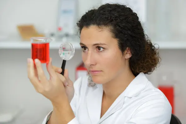 Mulher Trabalhando Com Amostra Sangue Laboratório — Fotografia de Stock