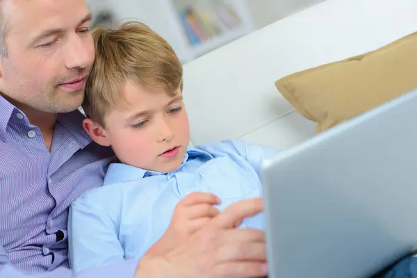 Father Son Using Computer — Stock Photo, Image