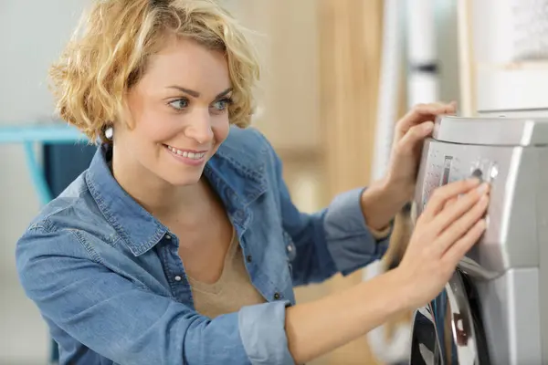 Mulher Aperta Botão Máquina Lavar Roupa — Fotografia de Stock