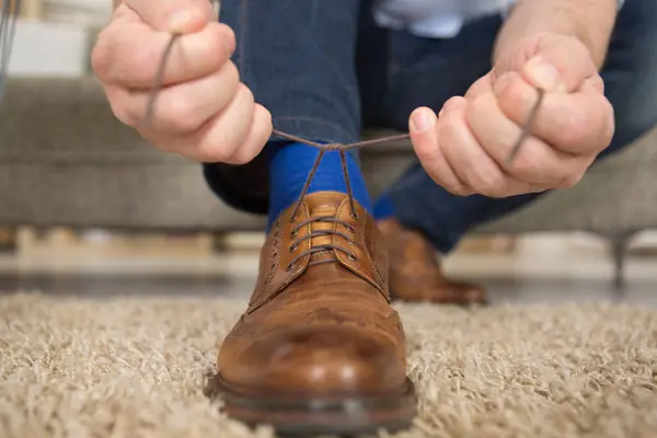 Man Ties His Shoelaces — Stock Photo, Image