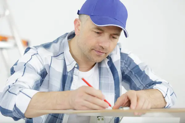 桌子顶上画铅笔的漂亮橱柜制造者 免版税图库图片