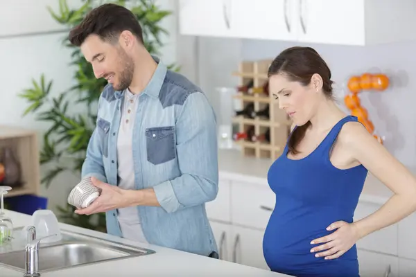 キッチンで妊娠したカップル ロイヤリティフリーのストック写真