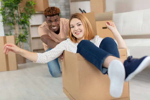 Young Couple Carrying Big Cardboard Box 로열티 프리 스톡 사진