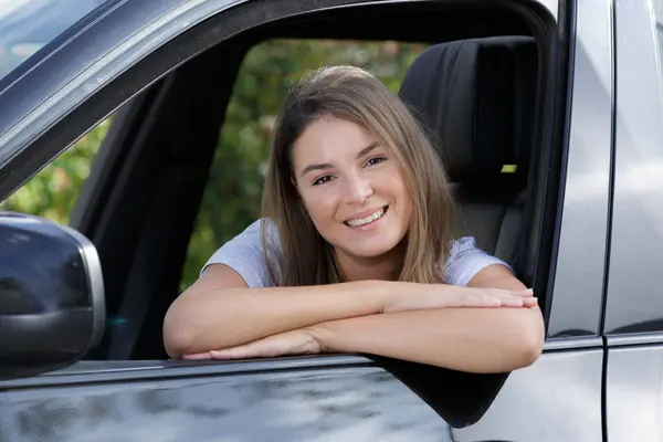 Eine Glückliche Autofahrerin Lächelt Die Kamera lizenzfreie Stockbilder