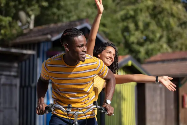 Şehirde Bisiklete Binen Mutlu Genç Bir Çift — Stok fotoğraf