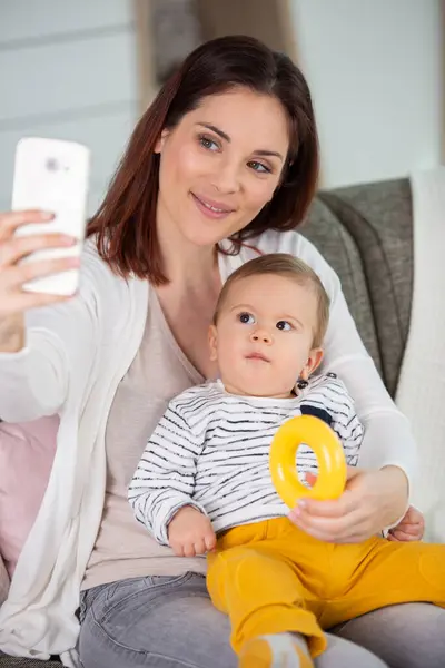 Belle Jeune Mère Fait Selfie Avec Son Bébé — Photo