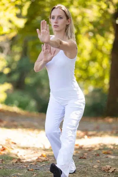 Woman Wearing White Clothing Practices Thai Chi Outdoors — Stock Photo, Image