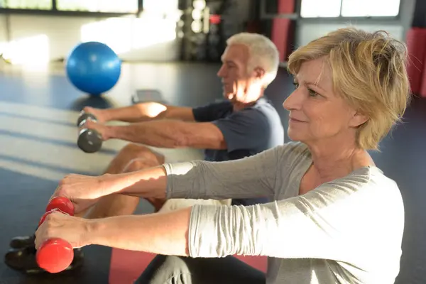 Senioren Paar Trainiert Fitnessstudio Mit Gewichten — Stockfoto