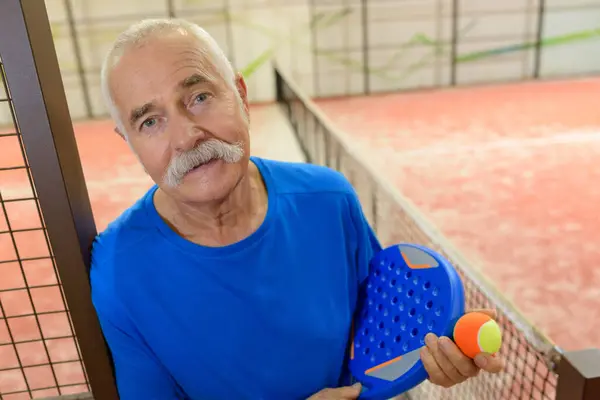 Contenuto Senior Giocatore Tennis Maschile Dopo Allenamento — Foto Stock