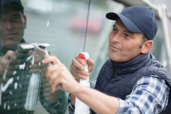 Mannelijke Werknemer Wassen Raam Glas Van Buiten — Stockfoto