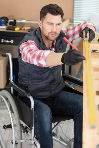 Pracownik Niepełnosprawny Wózku Inwalidzkim Warsztacie Stolarskim Zdjęcie Stockowe