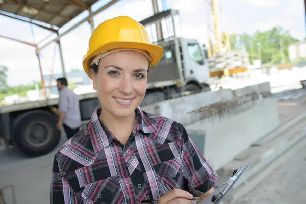 Constructor Femenino Sonriente Con Portapapeles —  Fotos de Stock