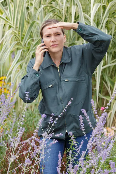 Jardineiro Mulher Telefone — Fotografia de Stock