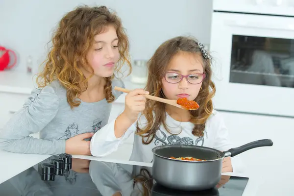 Dos Hermanas Están Cocinando Casa — Foto de Stock