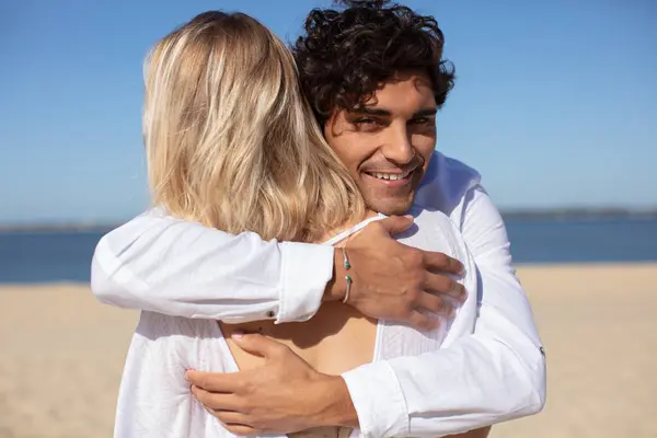 Šťastný Pár Objímání Smát Společně Pláži — Stock fotografie