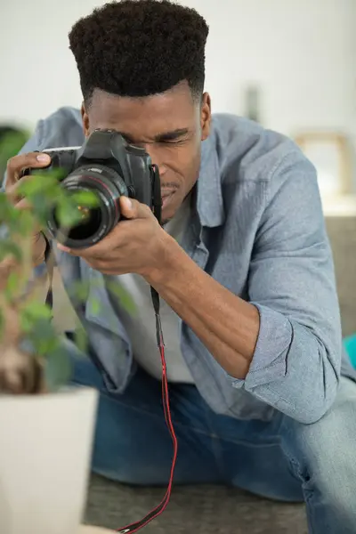 Hombre Tomando Fotos Desde Detrás Una Planta — Foto de Stock