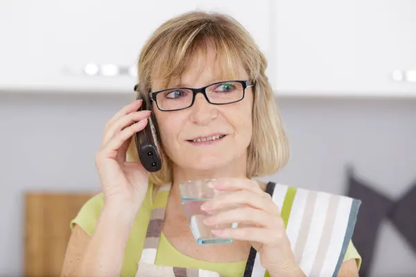 Elderly Female Wearing Glasses Having Phone Conversation — Stock Photo, Image