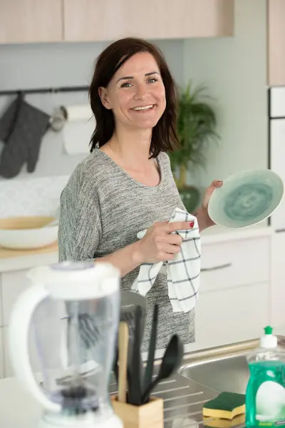 Beautiful Woman Apron Wiping Dishes — Stock Photo, Image