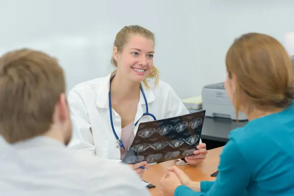 Gelukkige Vrouwelijke Arts Met Patiënten Kijken Naar Ray — Stockfoto
