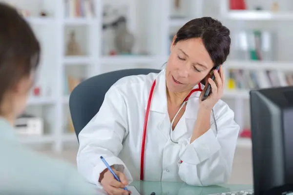 Medico Con Paziente Parlando Telefono — Foto Stock