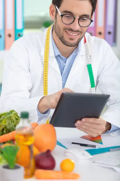 Portrait Nutritionniste Masculin Dans Son Bureau — Photo