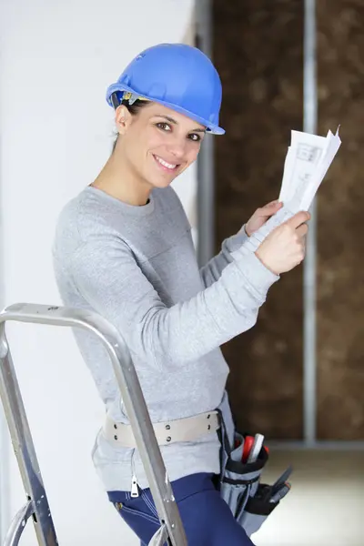 Una Mujer Constructora Está Pie Nuevo Proyecto Apartamento — Foto de Stock