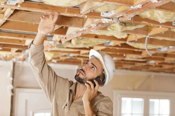 天井で作業する男性建設労働者 — ストック写真