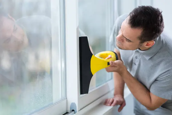 陽気な男掃除窓 ロイヤリティフリーのストック写真