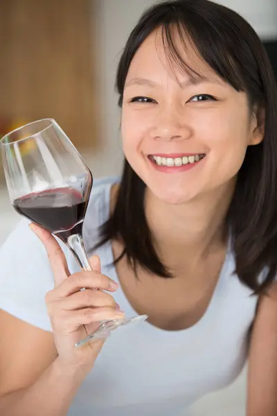赤ワインのグラスを保持するアジアの女性 — ストック写真
